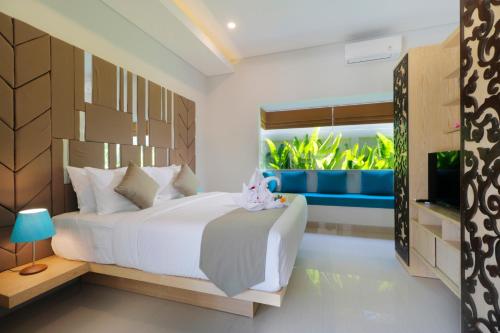 1 dormitorio con 1 cama y balcón con plantas en Sudha Villa Bali A, en Seminyak