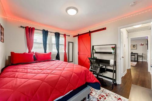 een rode slaapkamer met een rood bed en een bureau bij Chill Pad Deluxe by MARTA/Downtown/Midtown/Hartsfield Jackson Airport in Atlanta