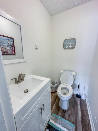 OceanView Oasis - Relax with Hot Tub, Breakfast, Fire Pit & Putting Green! photo 8