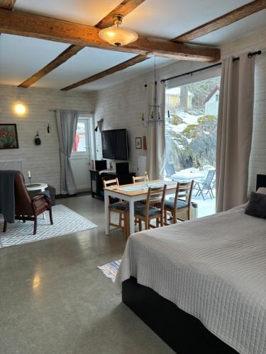 Schlafzimmer mit einem Bett, einem Tisch und Stühlen in der Unterkunft Marmorcafets B&B in Kolmården