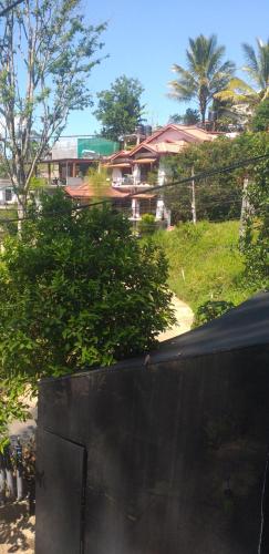 una vista de una casa desde detrás de una valla en Vijaya home, en Hatton