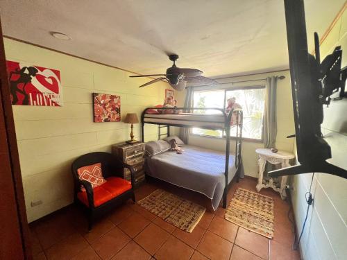 Cette petite chambre comprend des lits superposés et une chaise. dans l'établissement Nina y Jack house, à Piedades