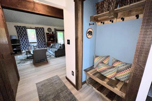 une chambre avec des lits superposés et un salon dans l'établissement Boulder Pointe by AvantStay Deck Forest Views Boulder Lake Club Passes, à Lake Harmony