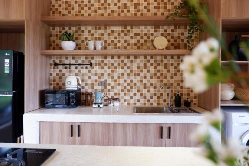 a kitchen counter with a sink and a microwave at Thom Farm and Retreat in Teurnoum