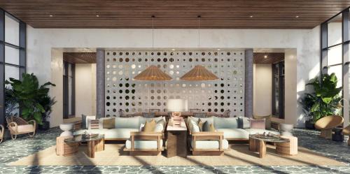 Grand Cayman的住宿－Hotel Indigo Grand Cayman, an IHG Hotel，大堂配有沙发、椅子和桌子