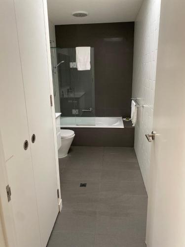 Bilik mandi di McCrae Beach Front Villa Unit 1