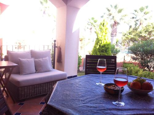 Los AltosにあるCasa Irina & Elena 2bed 2bathのパティオ(テーブル付)に座るワイン2杯