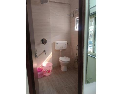 łazienka z toaletą i wiadrami w obiekcie Hotel Kasturi Continental, Bhopal w mieście Bhopal