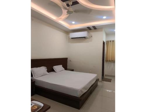 מיטה או מיטות בחדר ב-Hotel Kasturi Continental, Bhopal