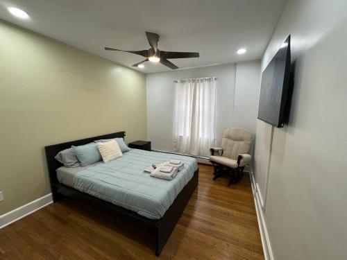 Billede fra billedgalleriet på Modern Queen Room Near EWR i Elizabeth