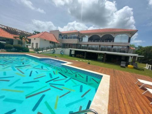 a large swimming pool in front of a building at Lujosa Villa en Casa de Campo Golf La Romana R.D in La Romana