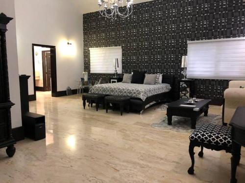 a large living room with a bed and a couch at Lujosa Villa en Casa de Campo Golf La Romana R.D in La Romana