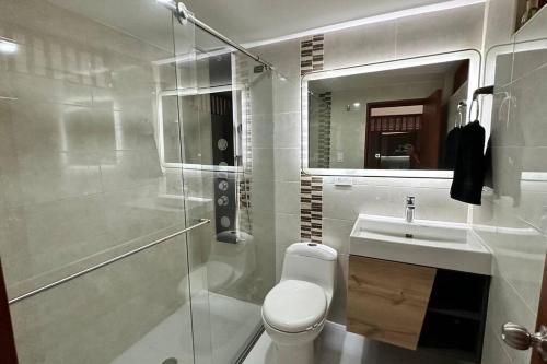 a bathroom with a shower and a toilet and a sink at Amplio e impecable apartamento en Cajicá in Cajicá