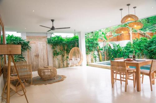 un comedor con un mural de plantas en Marlaca Villas Lombok - Margalida, en Kuta Lombok