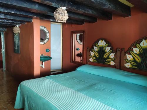 Postel nebo postele na pokoji v ubytování Hotel Mesón de la Salud