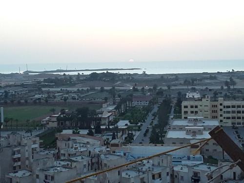 an aerial view of a city with buildings and the ocean at غرفه بشقه بأطلاله على البحر in ‘Izbat al Qaşr