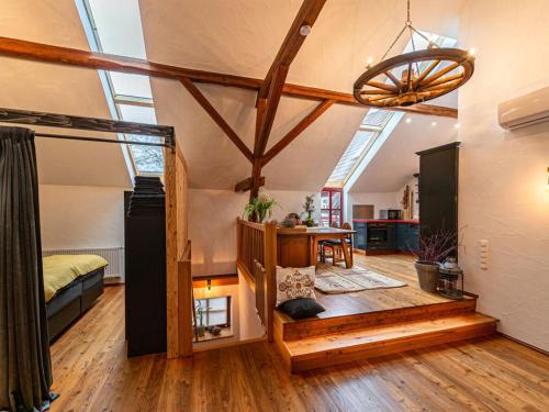 Habitación con altillo, cama y mesa. en Stork's Nest Modern retreat en Eichenzell