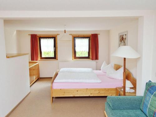 1 dormitorio con 1 cama grande y 1 sofá en Evening sun Modern retreat, en Cunewalde