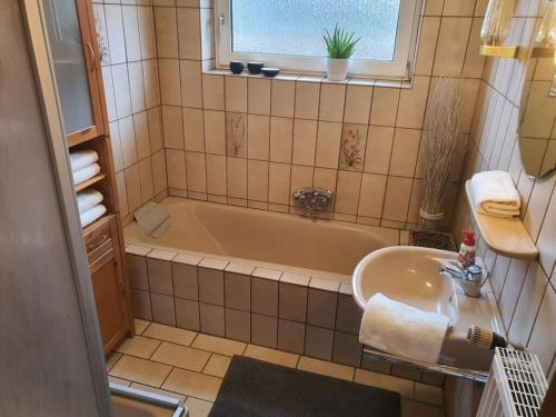 Bilik mandi di Holiday home Nordseeglück