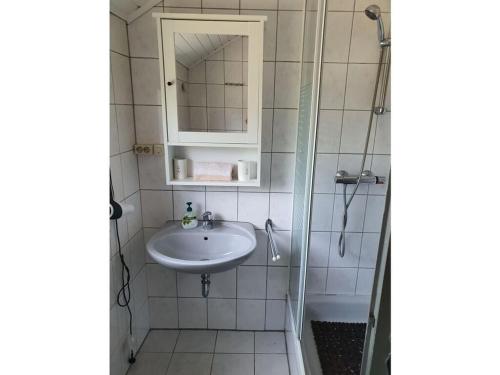 y baño con lavabo y espejo. en Coastal view of East Frisia, en Westerholt