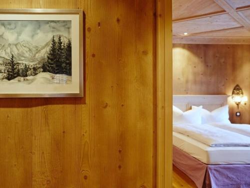 um quarto com uma cama e uma fotografia na parede em Suite Beech Modern retreat em Bad Wiessee