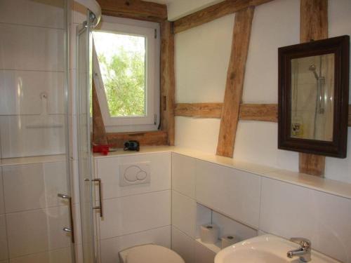 baño con aseo y lavabo y ventana en In the middle of nowhere, en Fürnsal