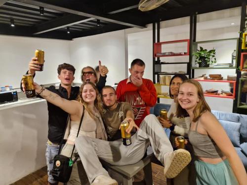 um grupo de pessoas posando para uma foto com cerveja em Hangover Hostels Ella em Ella