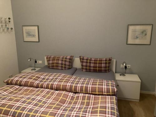 ein Bett in einem Schlafzimmer mit zwei Kissen darauf in der Unterkunft Sonnensteg Modern retreat in Juist