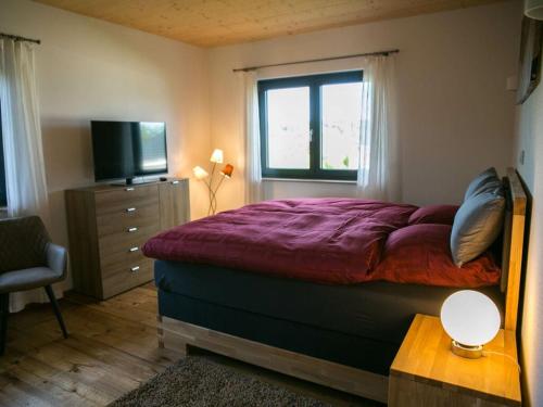 um quarto com uma cama grande e uma televisão em Holiday home Birx Rhön em Birx