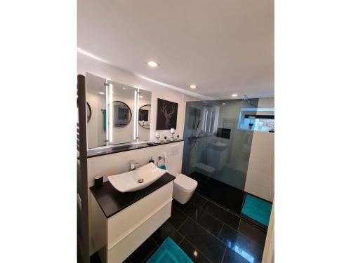 Et badeværelse på Holiday apartment Glockenhorn