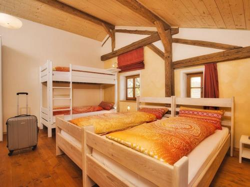 1 dormitorio con 2 literas y 1 maleta en Oberprill Modern retreat, 