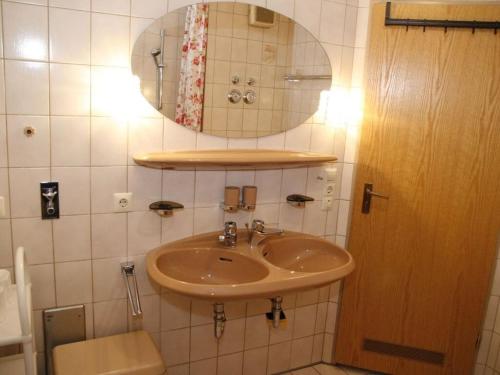 La salle de bains est pourvue d'un lavabo, d'un miroir et de toilettes. dans l'établissement Bärenhüsli No 2, à Titisee