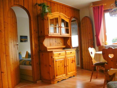 - une cuisine avec un mur en bois et une armoire dans l'établissement Bärenhüsli No 2, à Titisee