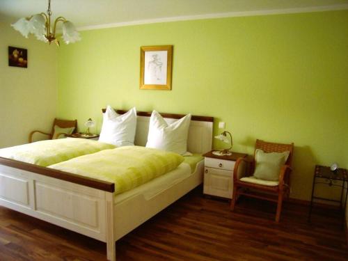 Een bed of bedden in een kamer bij Bettis Bungalow Modern retreat