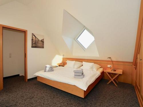 ユイストにあるStrandstraße Peper Comfortable holiday residenceの天窓付きの大きなベッドのある寝室