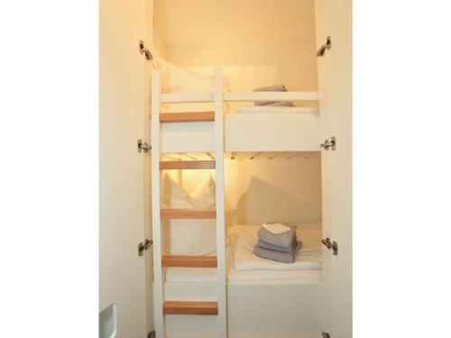 ユイストにあるStrandstraße Peper Comfortable holiday residenceのクローゼット(二段ベッド付)