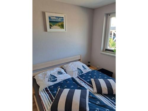 キュールングスボルンにあるHouse 2 c Modern retreatのベッド(青と白のシーツ付)