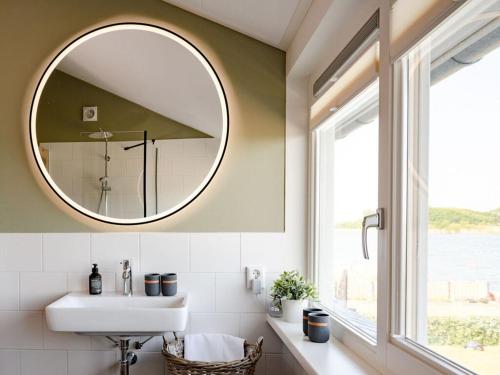 baño con espejo y lavabo en Oceanhouse Modern Retreat en Den Oever