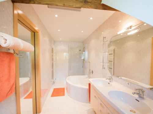 W łazience znajduje się wanna, umywalka i prysznic. w obiekcie Landgoed Wendelstein w mieście Appiano sulla Strada del Vino
