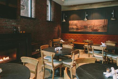 Area soggiorno di Hotel Indigo Boston Garden by IHG
