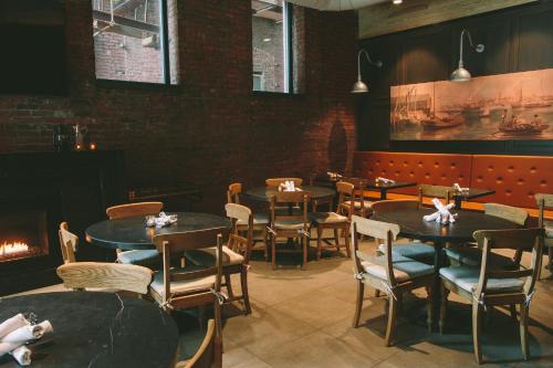 un ristorante con tavoli, sedie e un camino di Hotel Indigo Boston Garden by IHG a Boston
