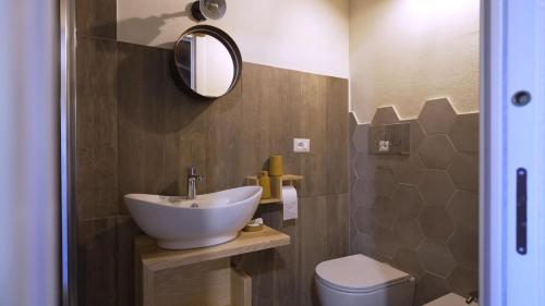 Samughèo的住宿－Andala agriturismo esperienziale，一间带水槽和卫生间的浴室