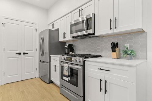 Η κουζίνα ή μικρή κουζίνα στο CozySuites Glendale by the stadium with pool 15