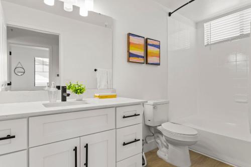 Ένα μπάνιο στο CozySuites Glendale by the stadium with pool 15
