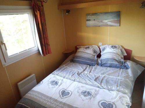 Postel nebo postele na pokoji v ubytování Mobil home dans camping aquatique Hyères