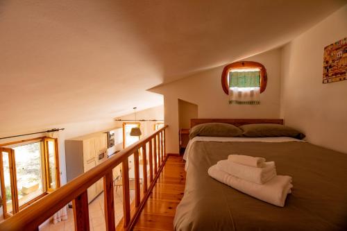 Cet appartement comprend une chambre avec deux lits et un balcon. dans l'établissement Welcomely - Badde Nuraghe dimora vista mare con parcheggio privato, à Magomadas