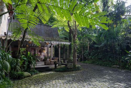 a house in the middle of a garden at Pramana Giri Kusuma in Payangan