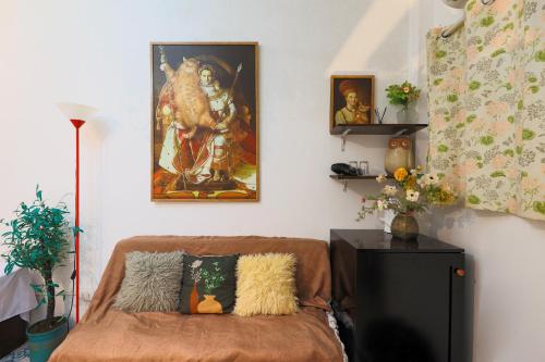 uma sala de estar com um sofá e uma pintura na parede em Cozy Fun Homestay 16 em Hanói