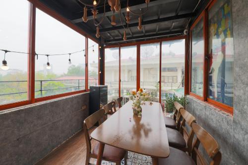 Cozy Fun Homestay 16 tesisinde bir restoran veya yemek mekanı