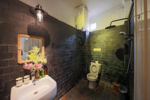 y baño con lavabo y aseo. en Cozy Fun Homestay 16 en Hanoi